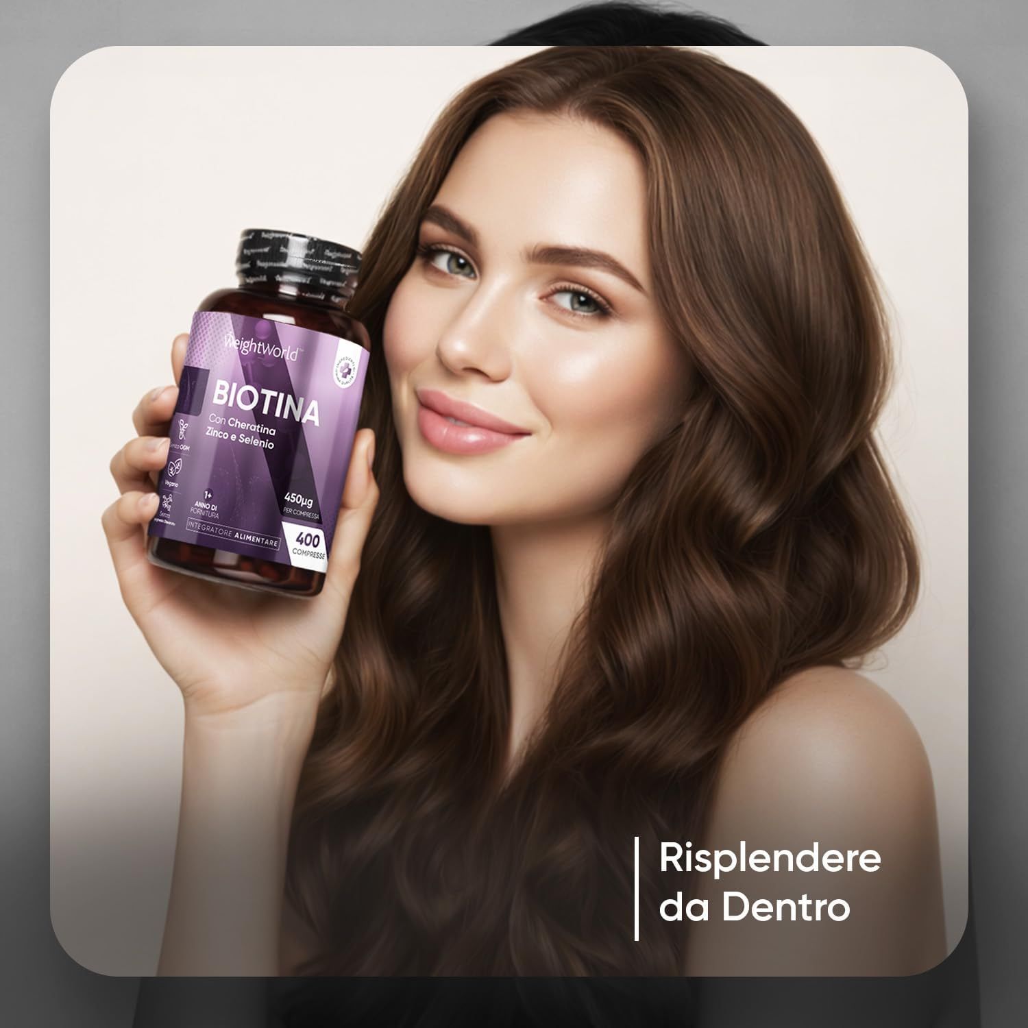 Donna che tiene un flacone. Scritta: Biotina con cheratina, zinco e selenio. Testo: Risplendere da Dentro.