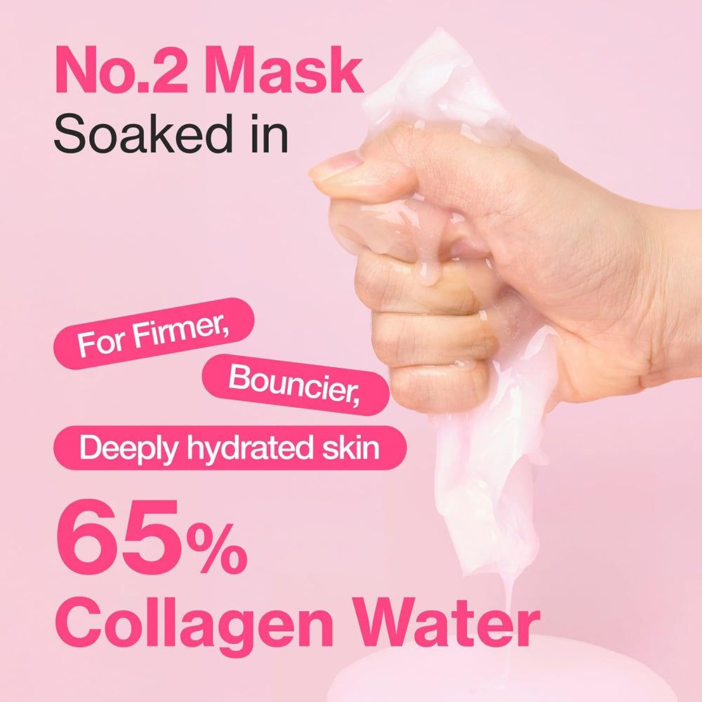 Mano che strizza una maschera in tessuto imbevuta, satura al 65% di acqua di collagene.
