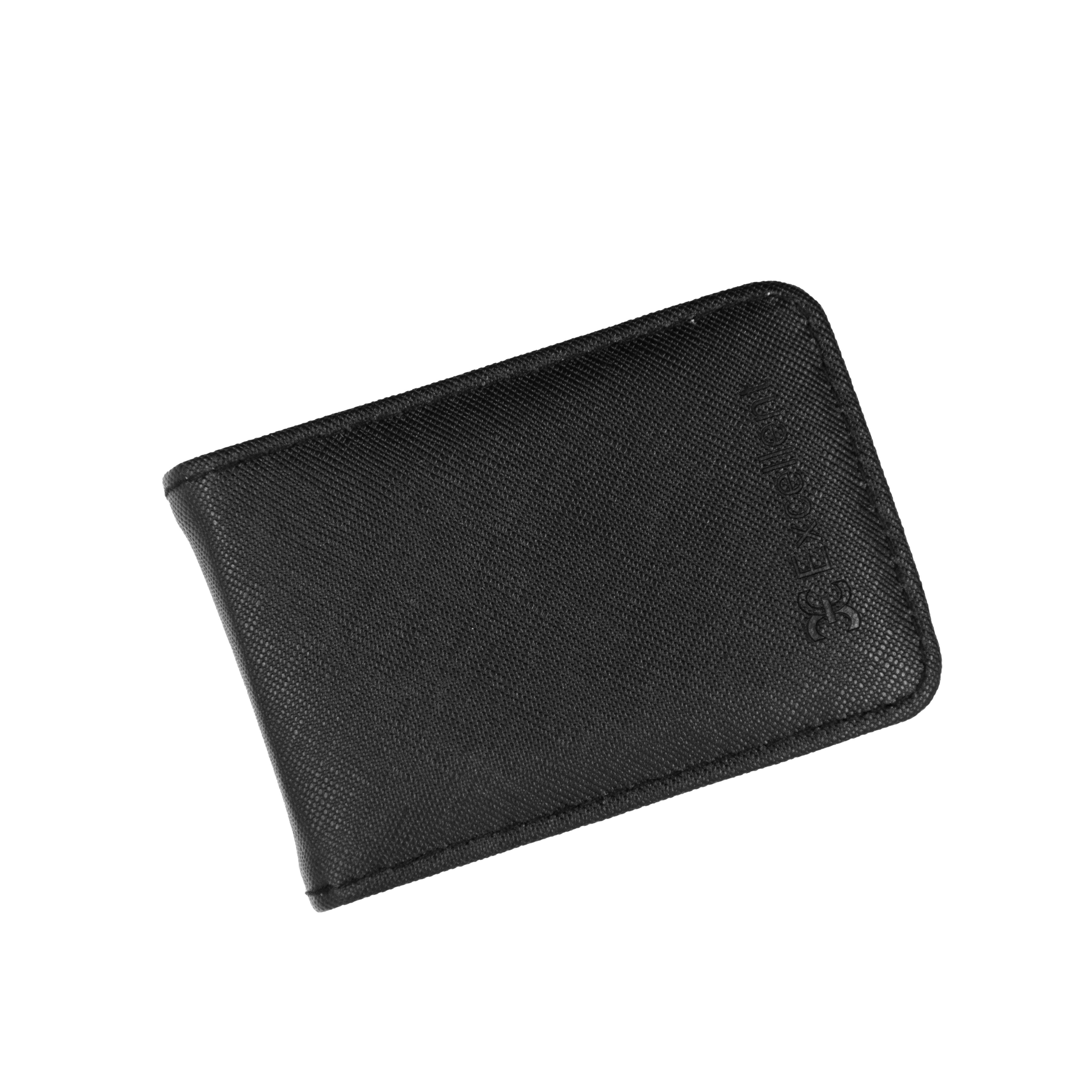 Astuccio nero rettangolare, superficie liscia. Piccolo logo sul lato destro.