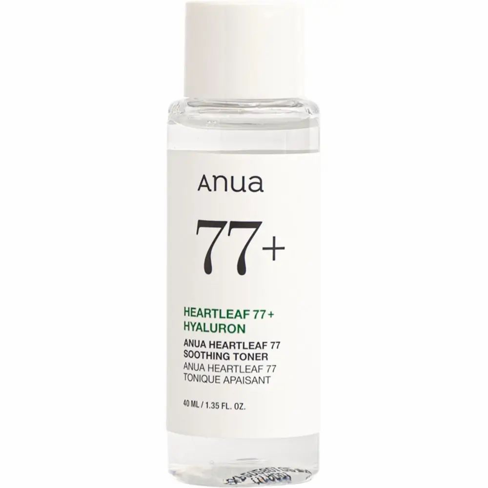 Toner trasparente in un piccolo flacone bianco con tappo bianco. Testo: Anua, 77+, Heartleaf 77+ Hyaluron, Soothing Toner. Indicazione del volume.