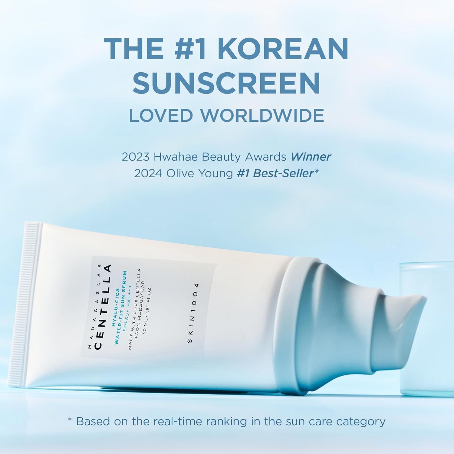 Tubo bianco con base blu. Scritta: Centella Hyalu-Cica Water-Fit Sun Serum. Marchio: SKIN1004. #1 protezione solare coreana.