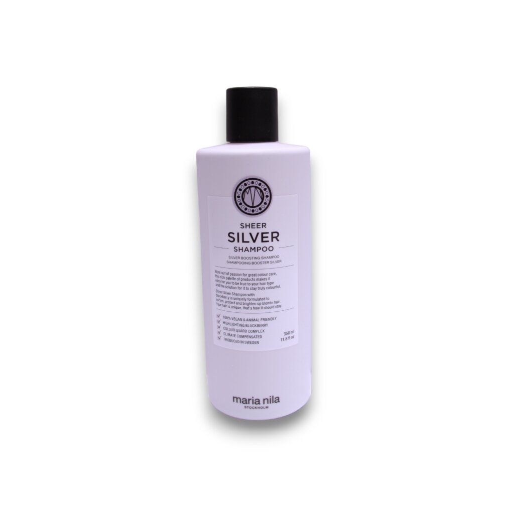 Flacone di shampoo bianco con tappo nero. Scritta: Sheer Silver Shampoo. Marchio: Maria Nila.