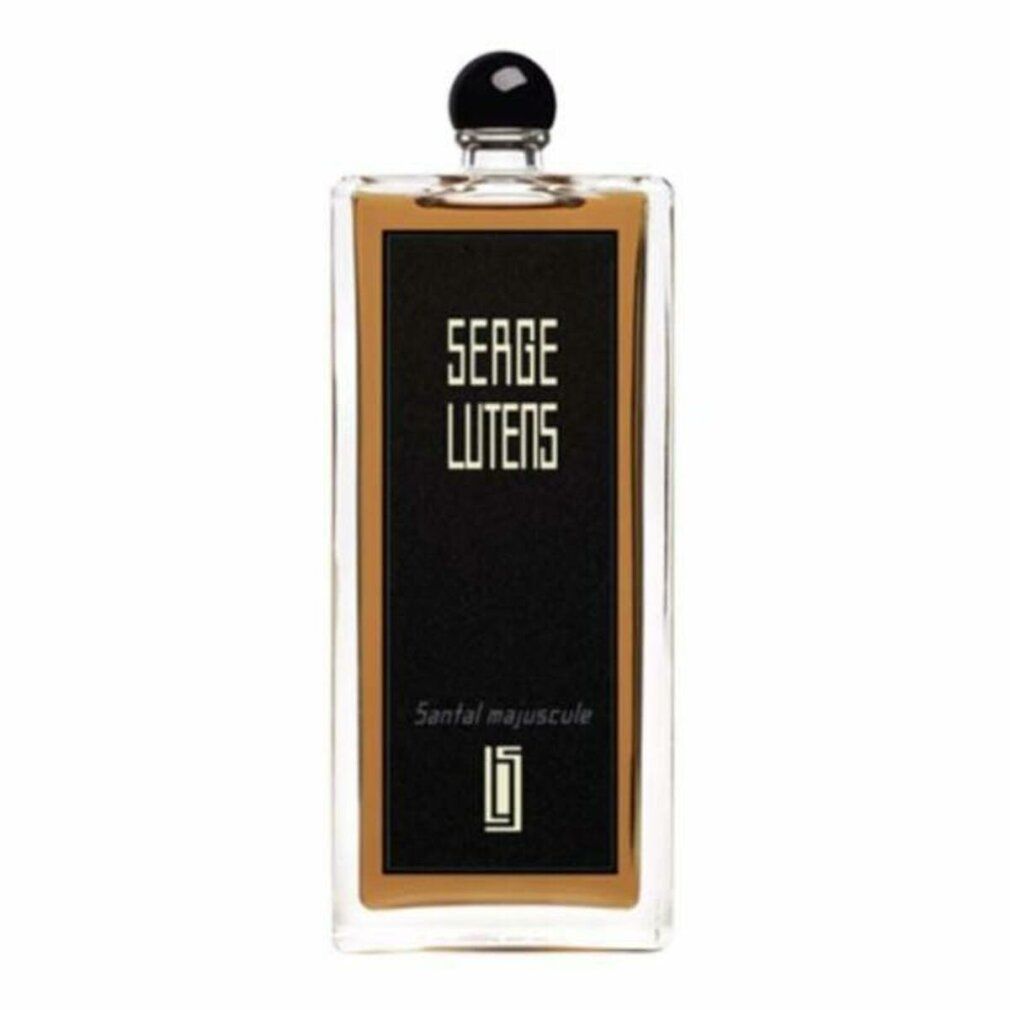 Flacone rettangolare con tappo nero. Etichetta nera con scritta dorata: Serge Lutens, Santal Majuscule. Liquido trasparente visibile.