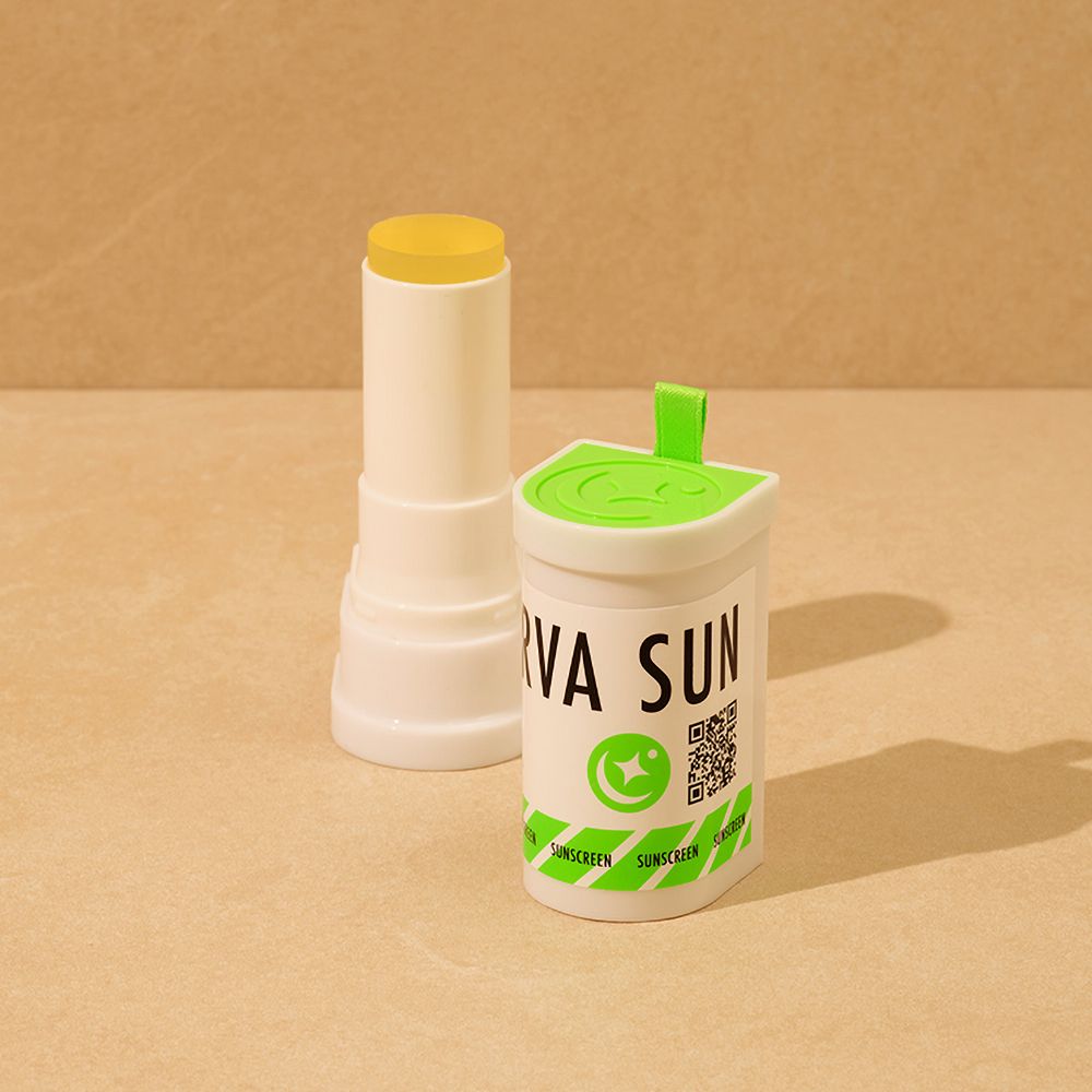 Stick solare PUREPEAK TURVA SUN e protezione solare esposta. Contenitore cilindrico bianco con coperchio verde. Scritta TURVA SUN in nero e verde. La protezione solare è gialla. Il prodotto è contrassegnato dalla parola SUNSCREEN.