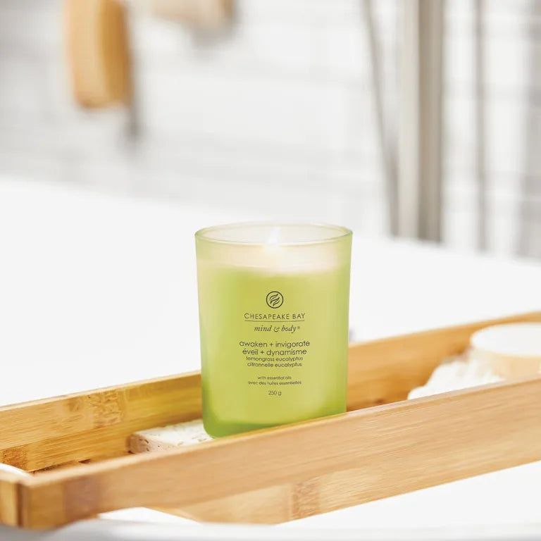 Candela verde in contenitore di vetro su vassoio di bambù. Scritta: Chesapeake Bay mind & body, awaken + invigorate.