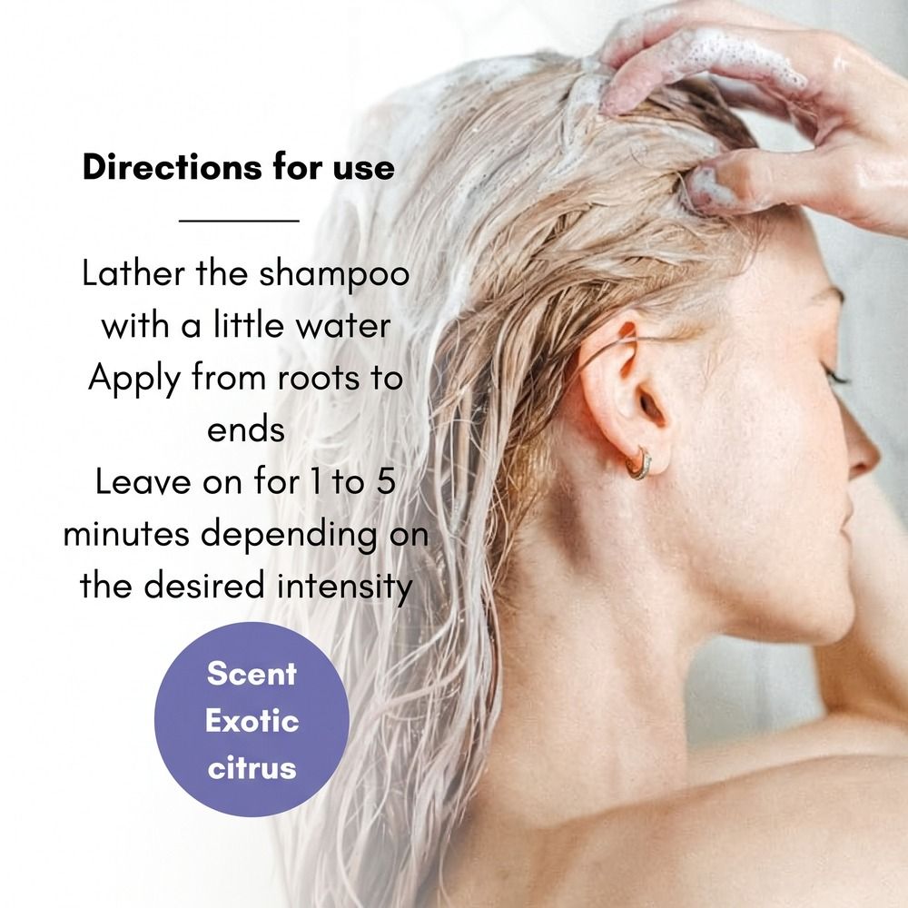 Una donna si lava i capelli con shampoo schiumoso. Sono riportate le istruzioni per l'uso.