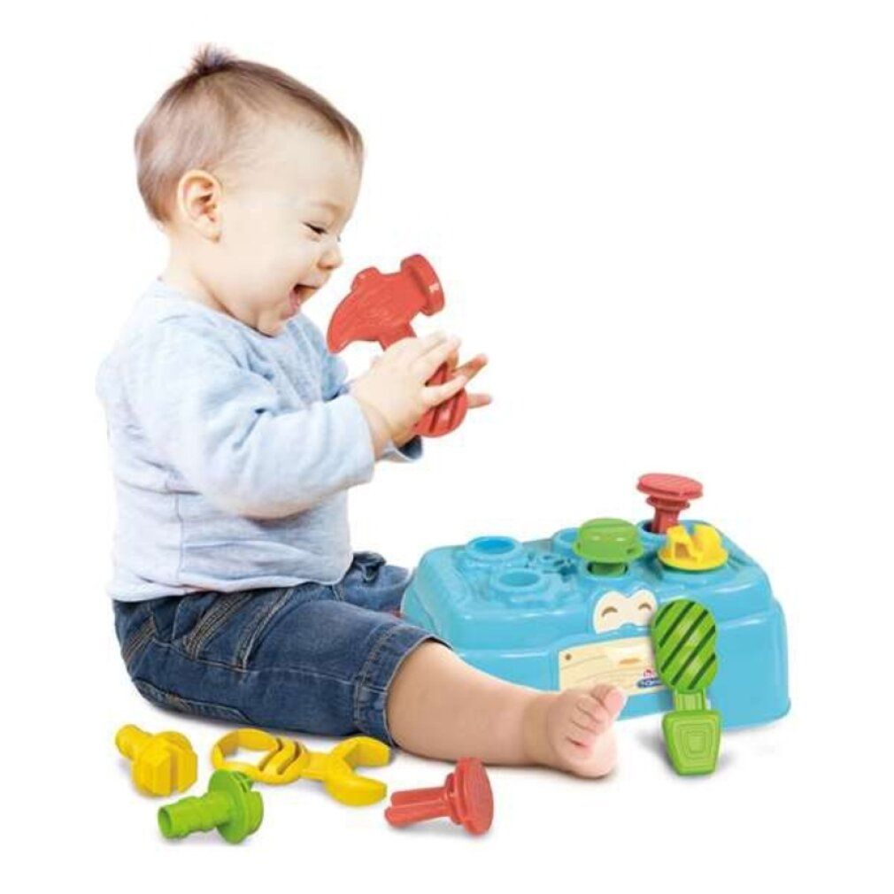 Un bambino gioca con un banco da lavoro blu e attrezzi. Include martelli, viti e chiavi.