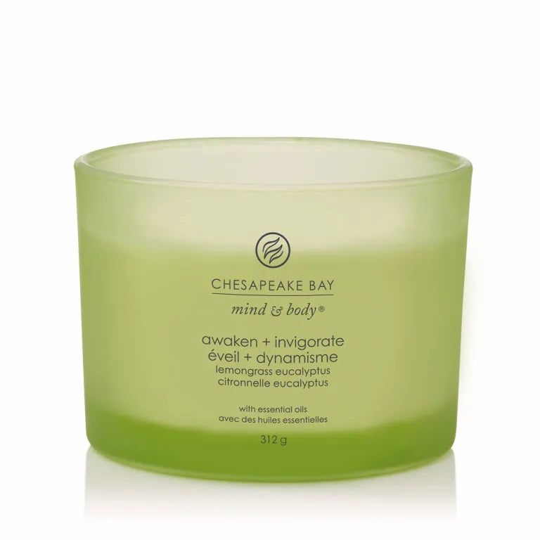 Candela verde in contenitore di vetro. Scritta: Chesapeake Bay, mind & body, awaken + invigorate, 312g. Con oli essenziali.