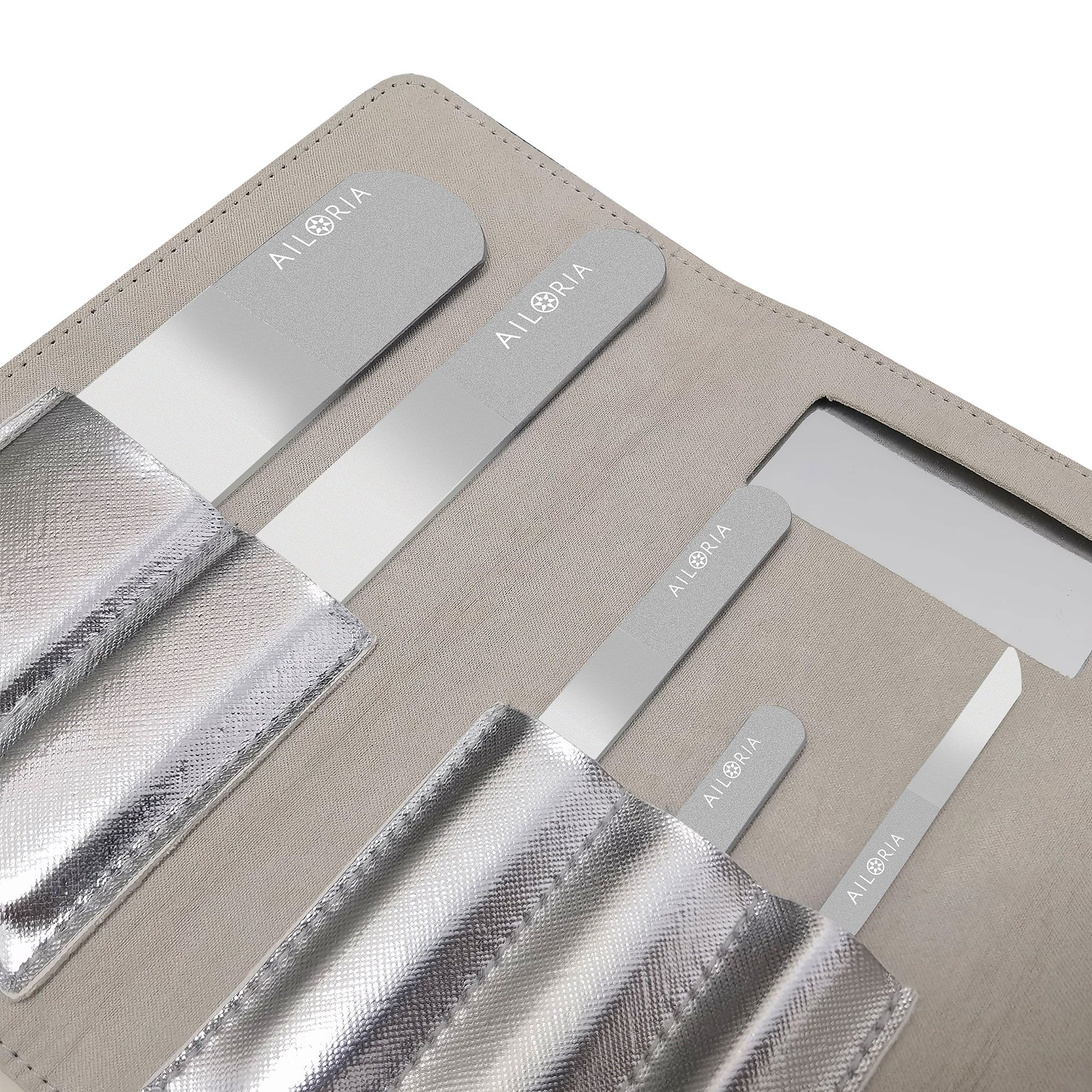 Set AILORIA CONTOUR LUXE in custodia aperta. 4 lime visibili. Logo AILORIA su ogni lima. Elementi argentati e grigi.
