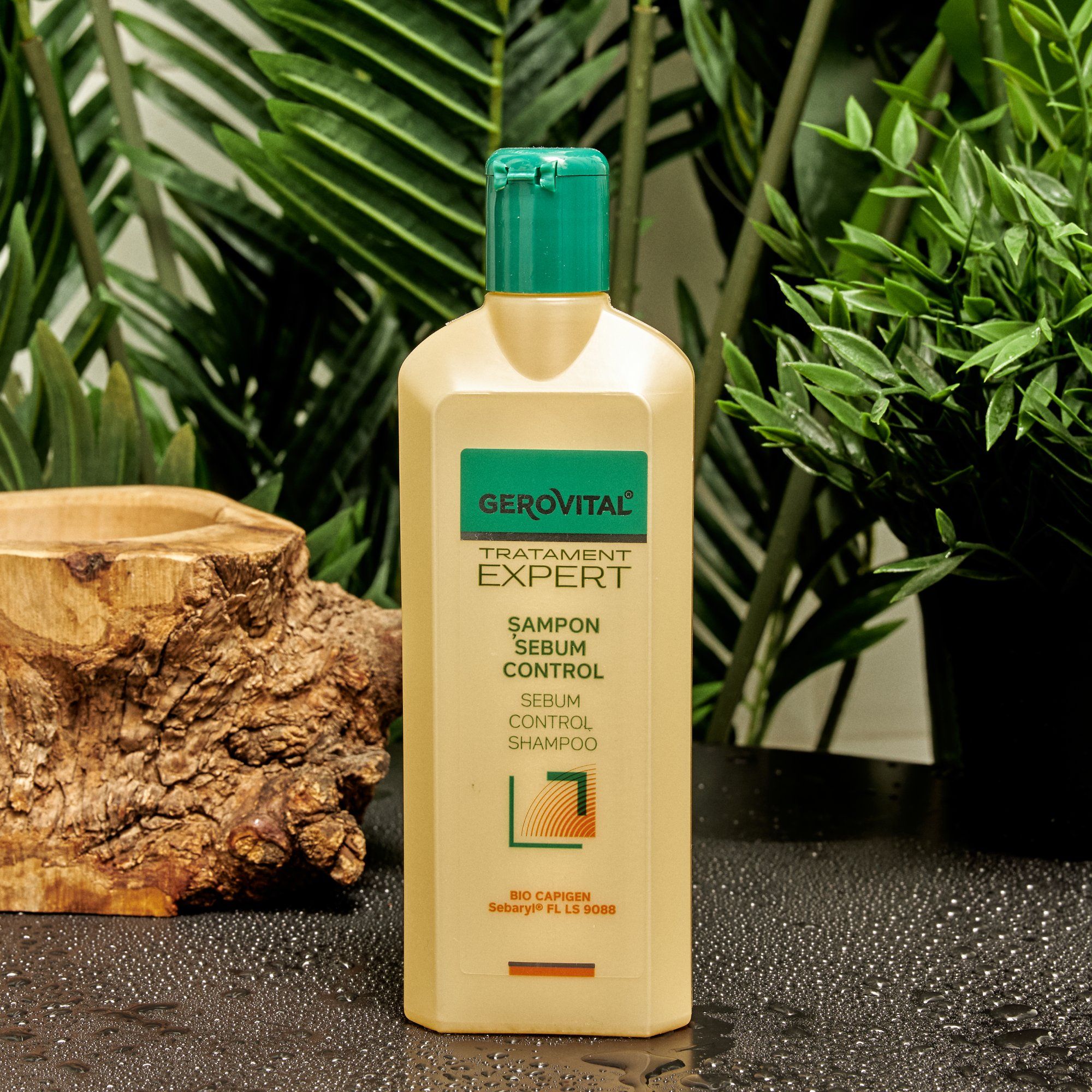 Flacone di shampoo beige con tappo verde. Scritte: Gerovital, Tratament Expert, Sebum Control Shampoo. Su sfondo nero.