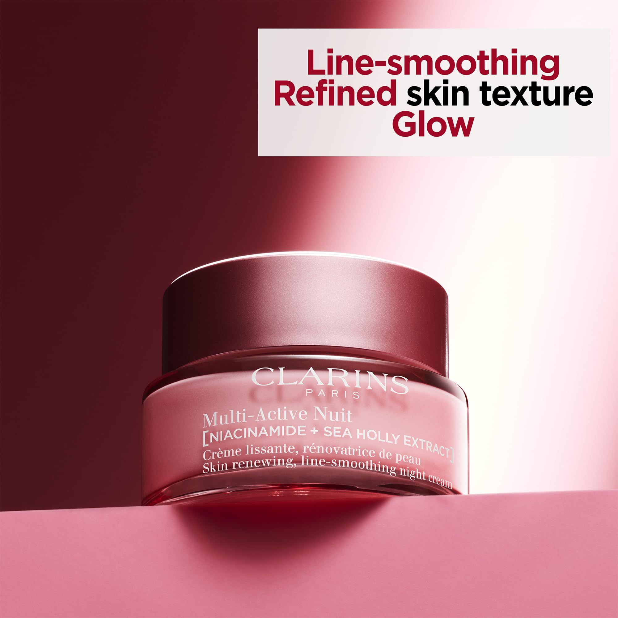 Vaso rosa su sfondo rosa. Testo: Clarins Paris, Multi-Active Nuit, Crème lissante, rénovatrice de peau. Testo: Line-smoothing, Refined skin texture.