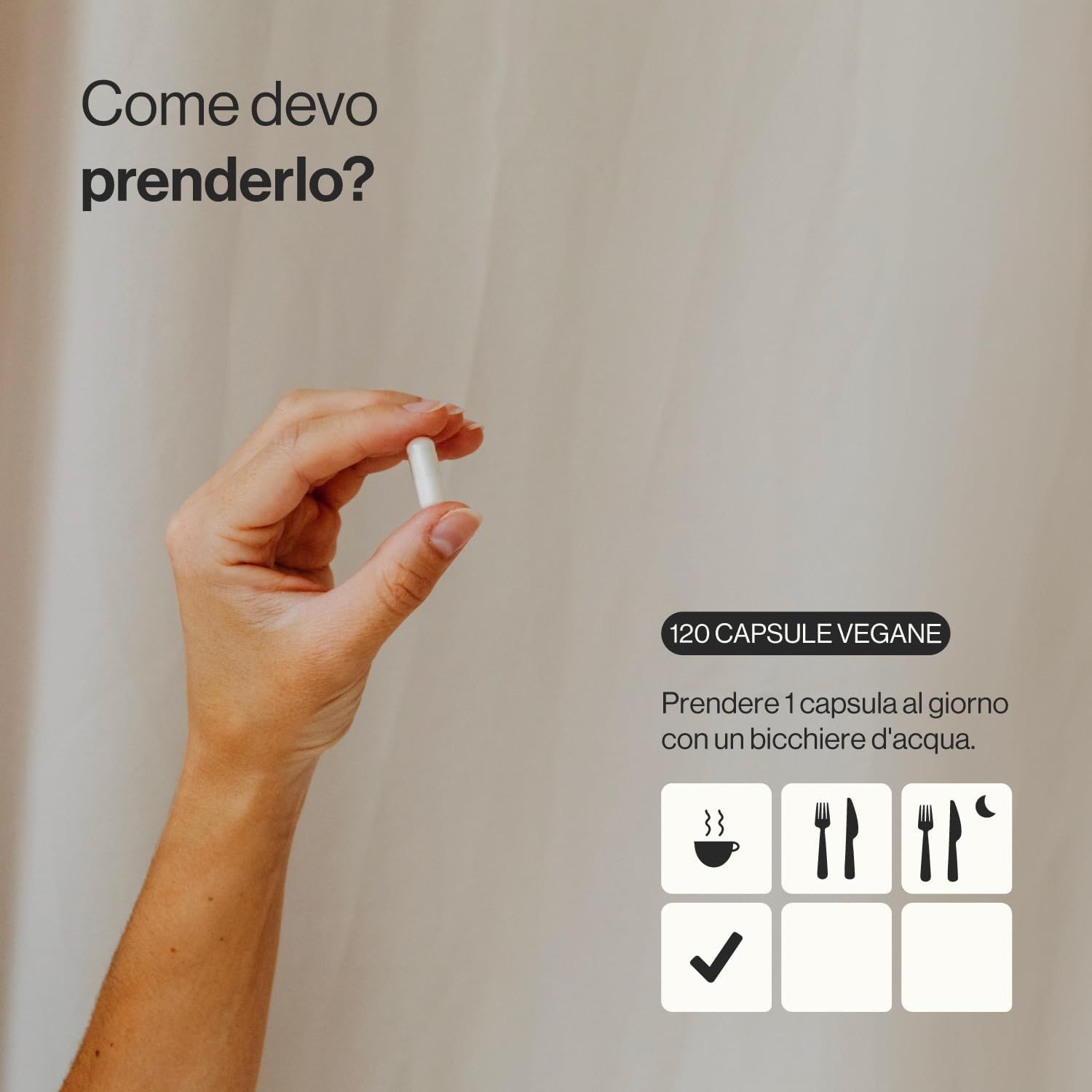 Mano che tiene una capsula bianca. Testo: 120 capsule vegane. Raccomandazioni di assunzione con simboli dei pasti.