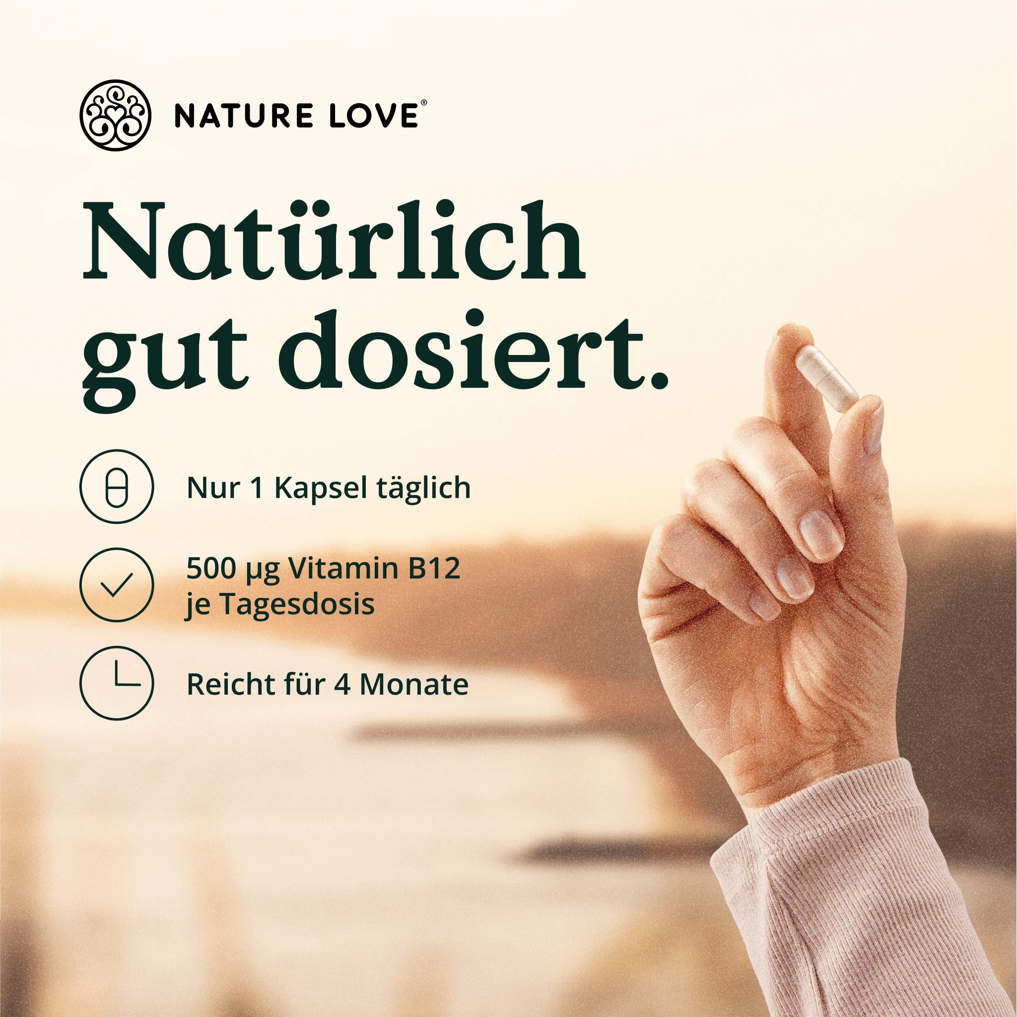 Mano che tiene una capsula. Testo: Naturalmente ben dosato. Logo: NATURE LOVE®. Icone: 1 capsula al giorno, 500 µg di vitamina B12, dura 4 mesi.