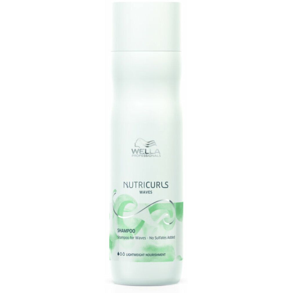 Flacone di shampoo bianco con etichetta verde. Scritta: Wella Nutricurls Waves Shampoo.