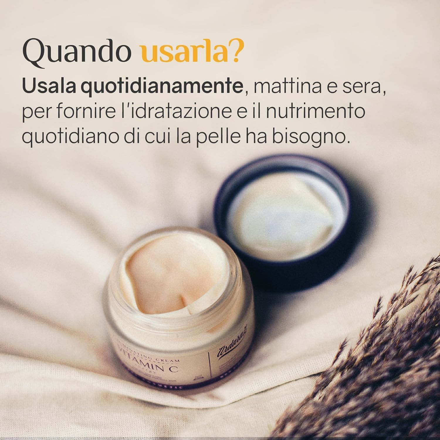 Vasetto di crema aperto. Testo: Quando usarla? Mattina e sera per idratazione e nutrimento.