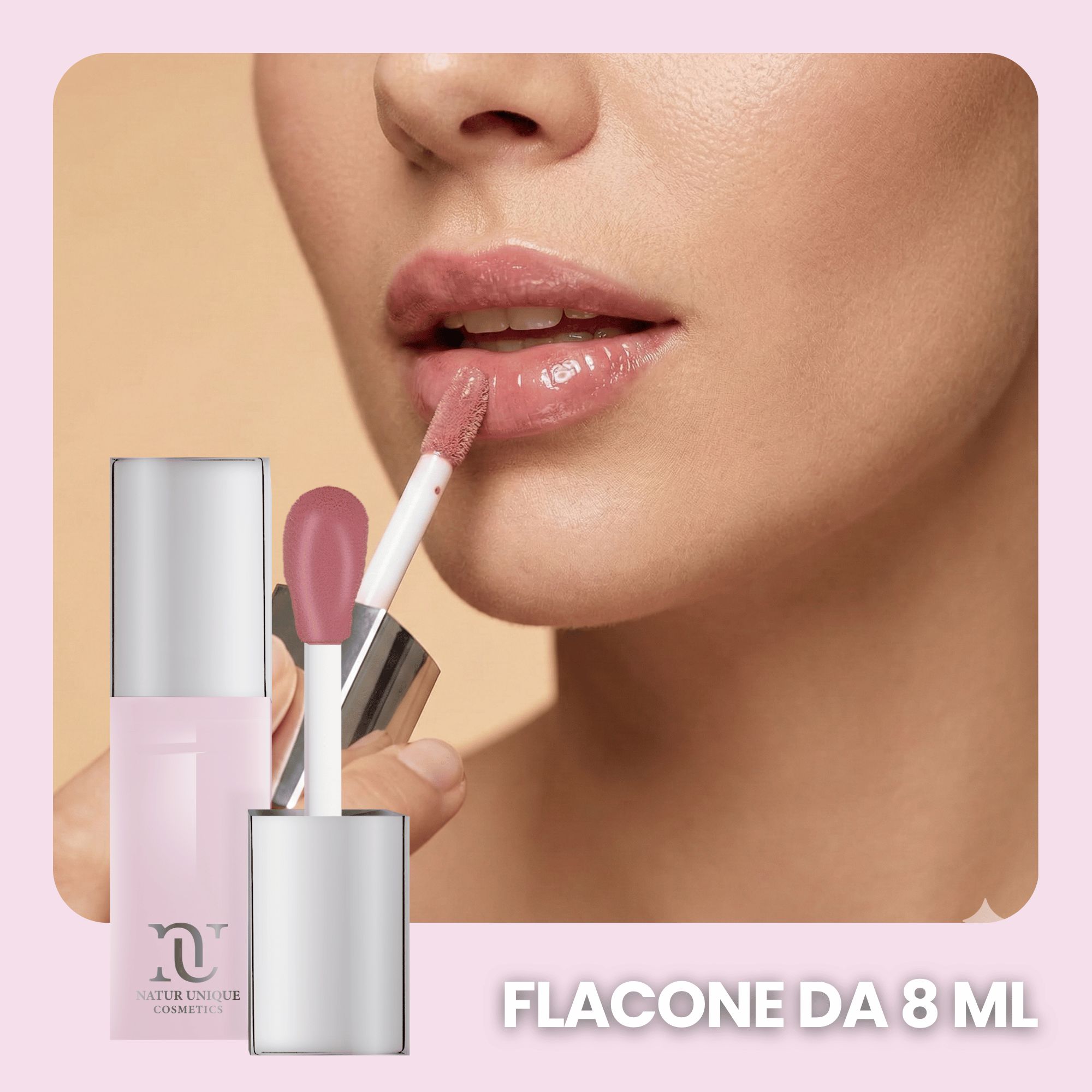 Donna applica Natur Unique Ialucollagen Lip Gloss Volume Xxxl Nude. Flacone e applicatore visibili.