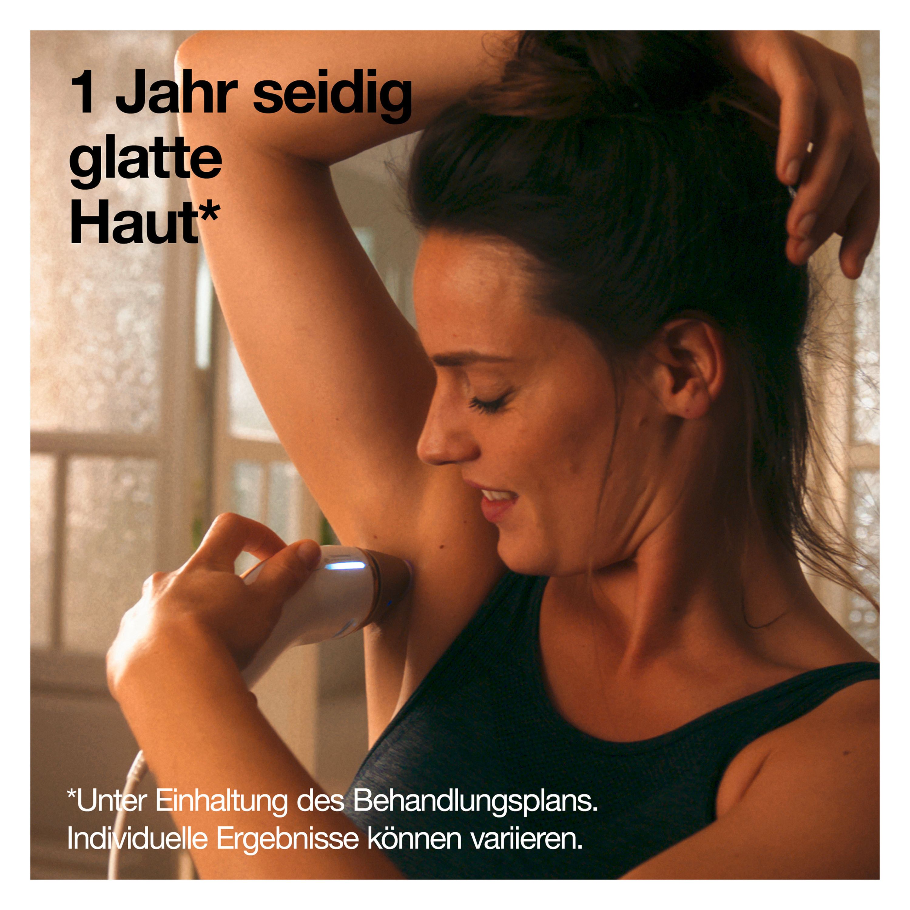 Donna che utilizza un dispositivo IPL sotto il braccio. Il dispositivo è bianco e oro. Testo: 1 anno di pelle liscia e setosa.