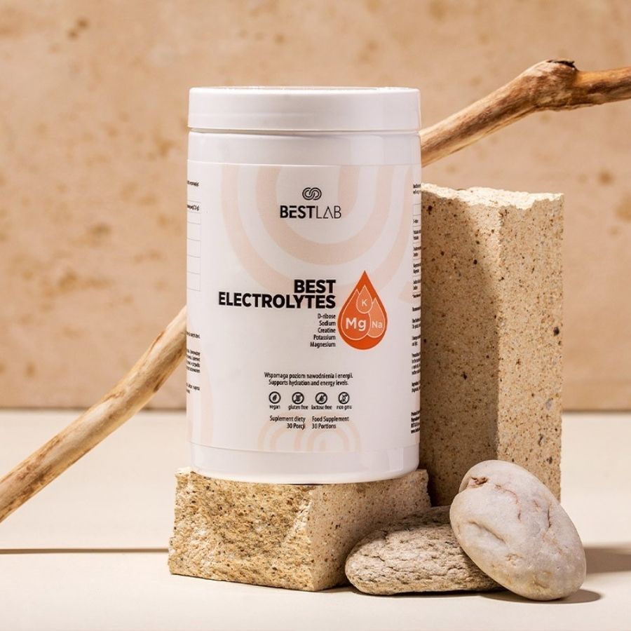 Contenitore bianco BEST LAB BEST ELECTROLYTES. Posizionato su pietre e legno. Integratore alimentare.