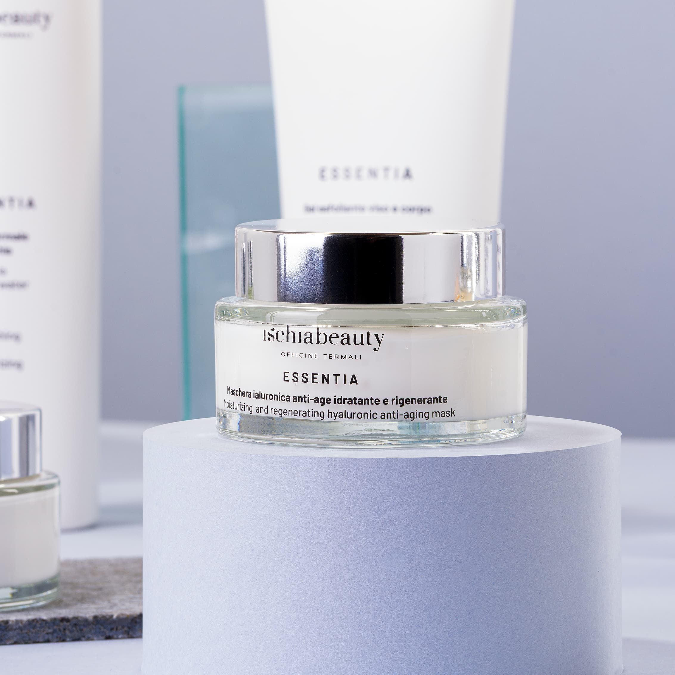 Vaso in vetro, coperchio argentato. Scritta: ischiabeauty ESSENTIA.