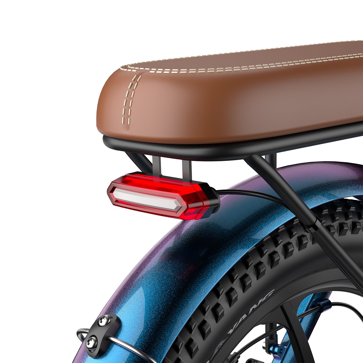 Sella e fanale posteriore della bici. Sella marrone, portapacchi nero, parafango blu. Fanale rosso.