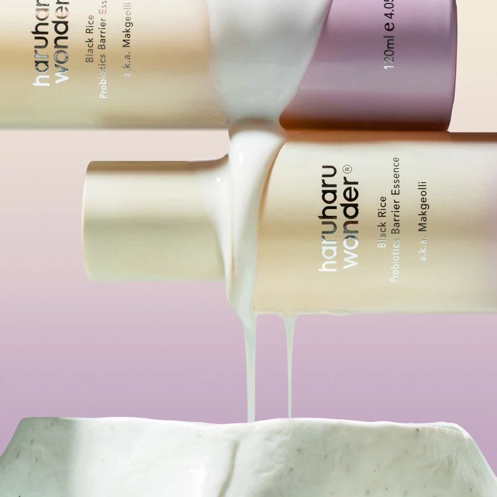 Due flaconi con prodotto, liquido che cola. Nome e dettagli del prodotto visibili.