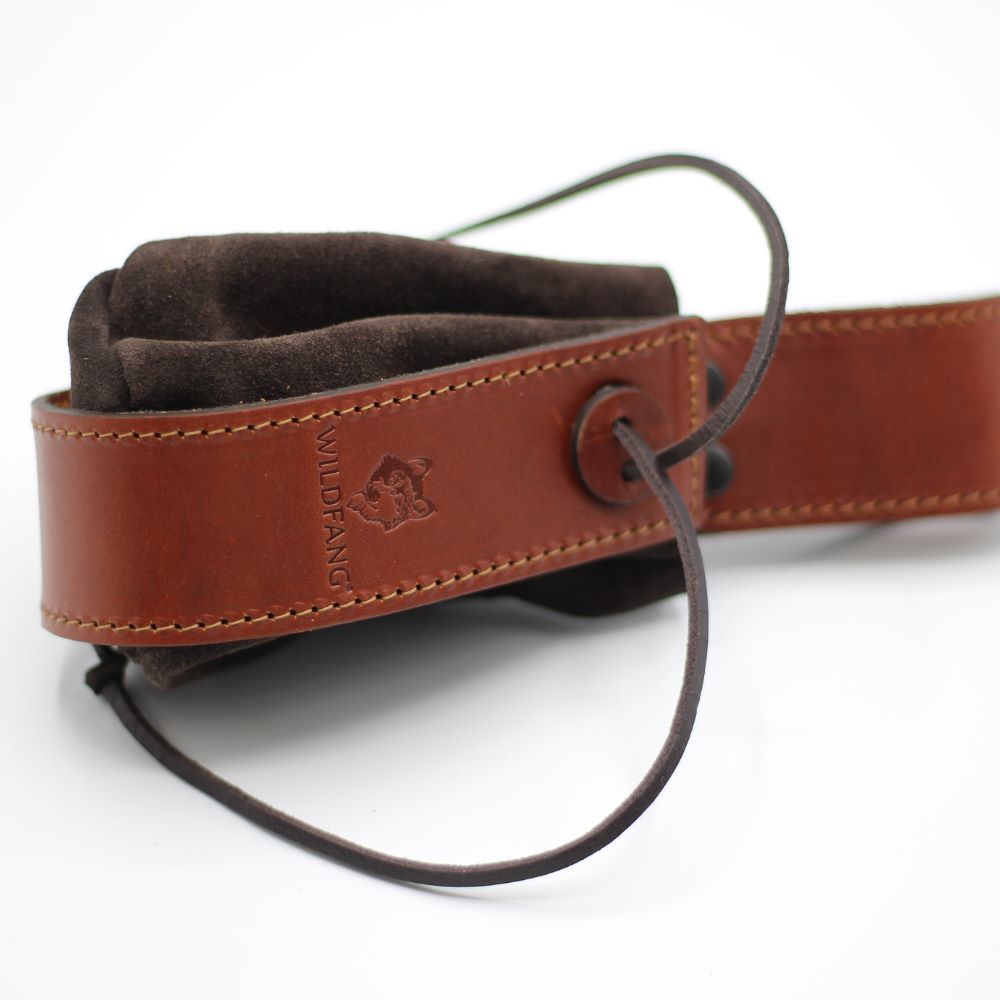 Borsa in pelle marrone con logo Wildfang e coulisse. Dettaglio: cinturino in pelle marrone.