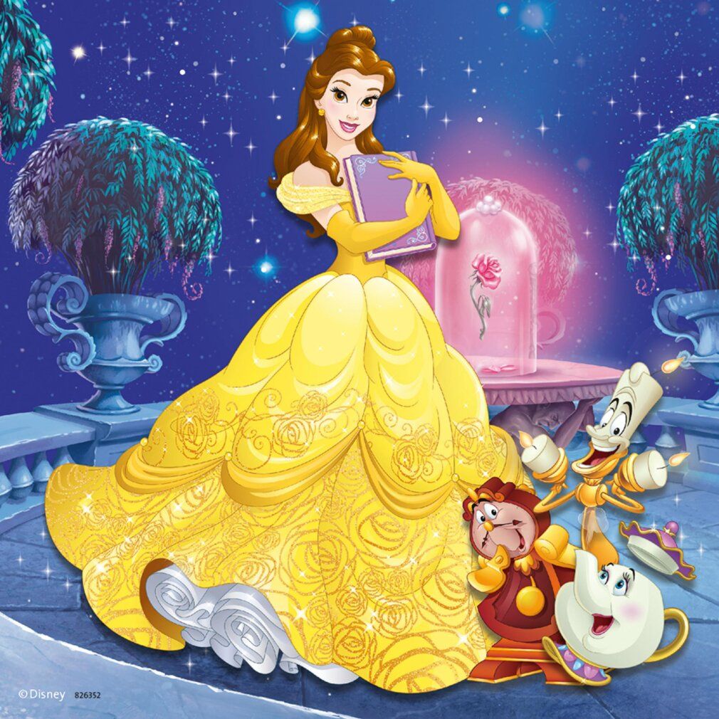 Belle in abito giallo con libro. Sfondo con castello e personaggi. Personaggi: Lumière, Chicco, Mrs. Bric.