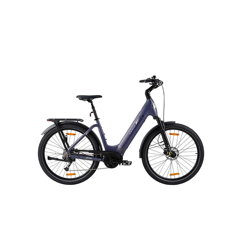 E-bike blu scuro con portapacchi, parafanghi e telaio nero. Ruote con catarifrangenti arancioni.