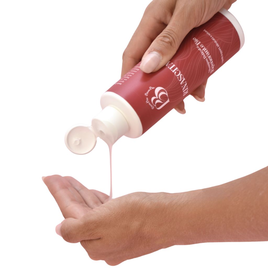Mani che tengono un flacone. Liquido che esce dal flacone. Scritta RINASCITA e logo.