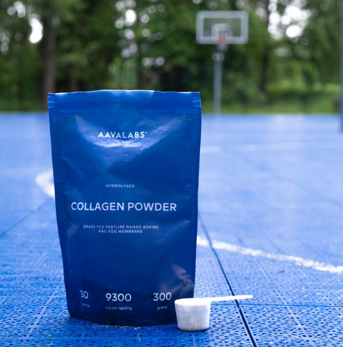 Busta blu di polvere di collagene su un campo da basket.