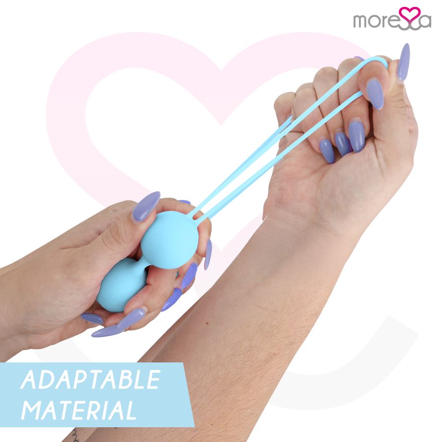 Mani che tengono una sfera di Kegel azzurra con anello. Testo: ADAPTABLE MATERIAL.