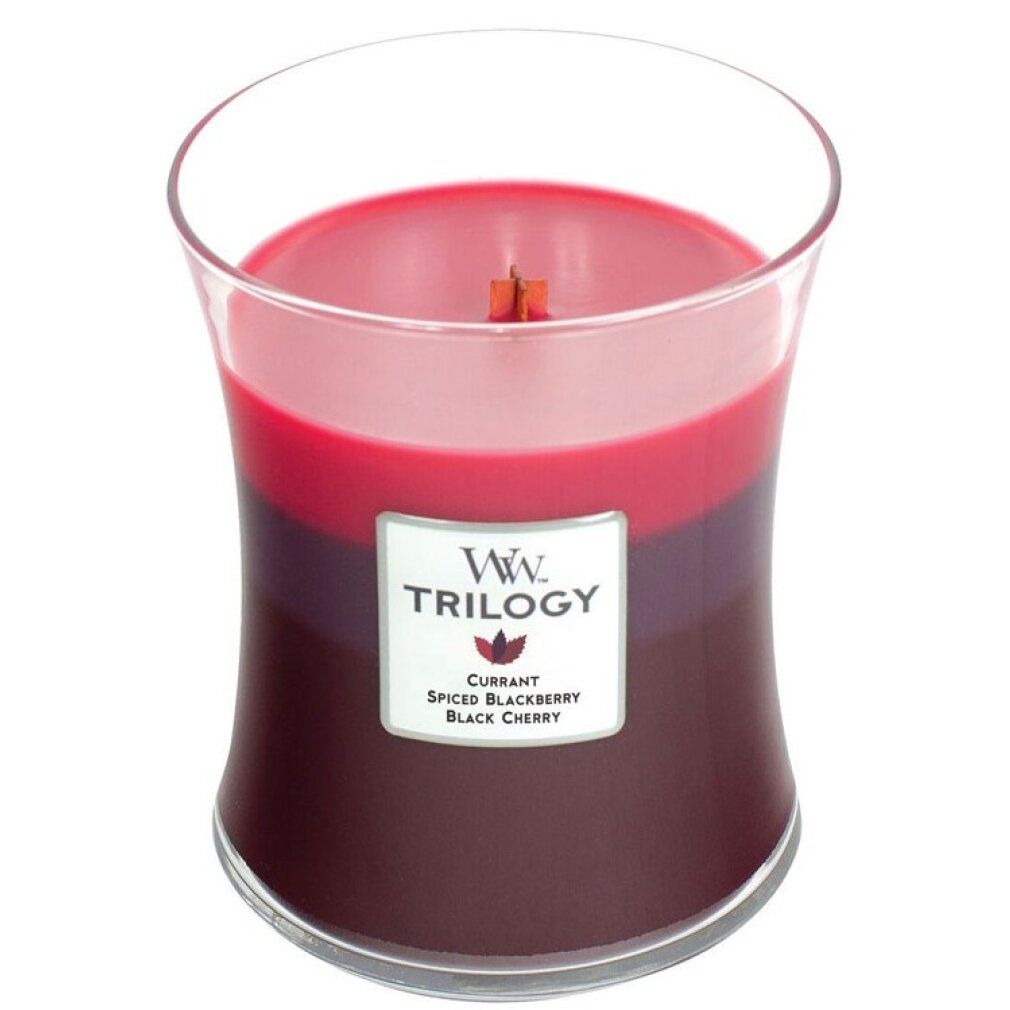 Candela a tre colori in vetro. Etichetta 'WW Trilogy'. Colori: rosso, rosa, bordeaux. Stoppino in legno visibile.