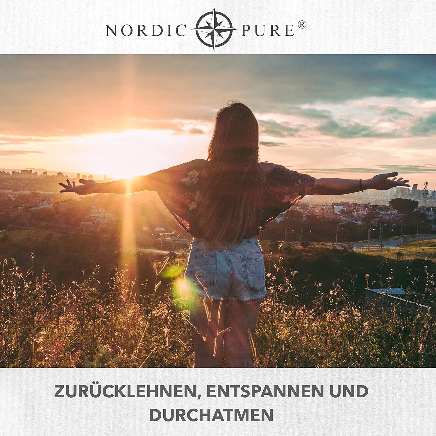 Donna con le braccia aperte al tramonto. Testo: Zurücklehnen, entspannen und durchatmen. Marchio: Nordic Pure.