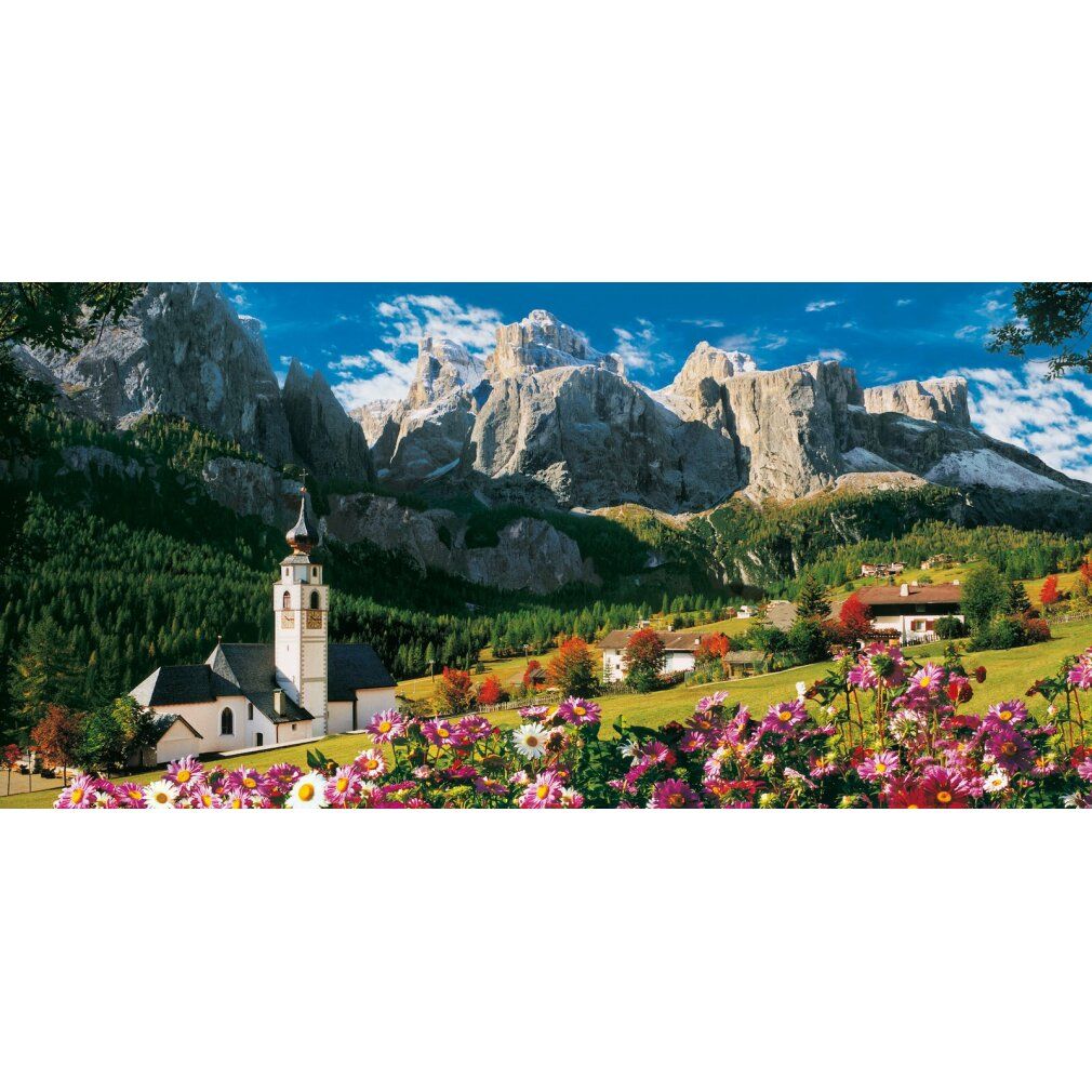 Puzzle paesaggistico con montagne, chiesa e prato fiorito. Cielo nuvoloso. Motivo del puzzle.