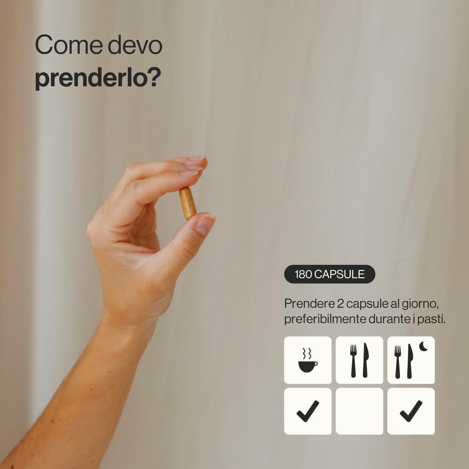 Mano che tiene una capsula. Testo: 180 capsule. 2 capsule al giorno, preferibilmente durante i pasti. Simboli: caffè, forchetta, forchetta e luna, spunte.
