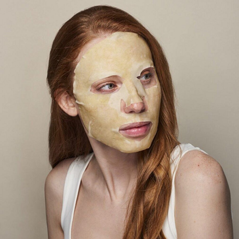 Donna con maschera viso illuminante e idratante Iroha Nature.