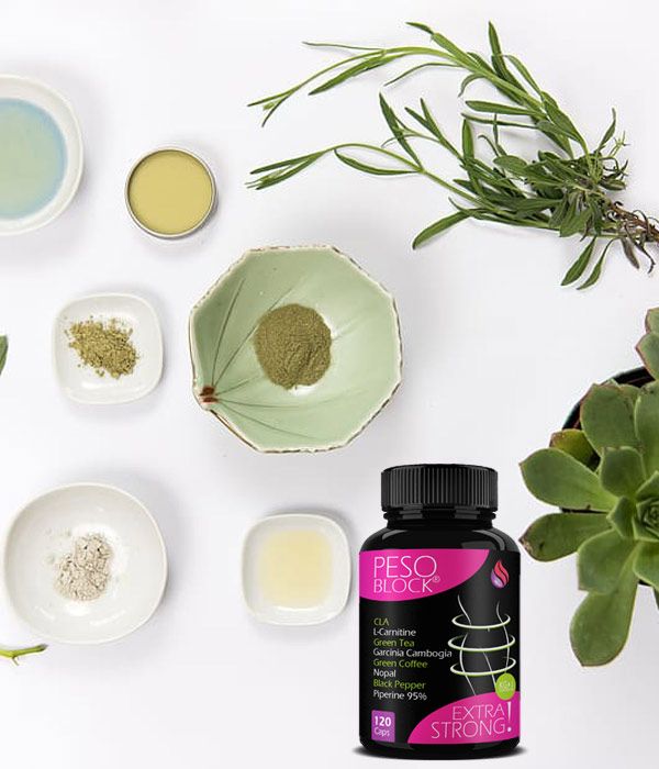 Flacone di capsule circondato da ingredienti e piante. Etichetta rosa con "PESO BLOCK".