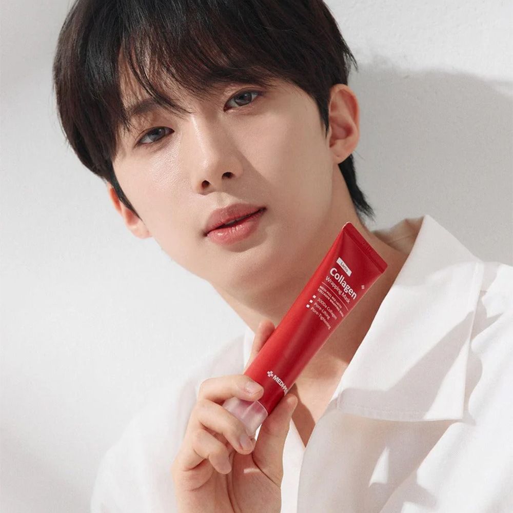 Un uomo tiene in mano un tubo rosso "Lacto Collagen Wrapping Mask".
