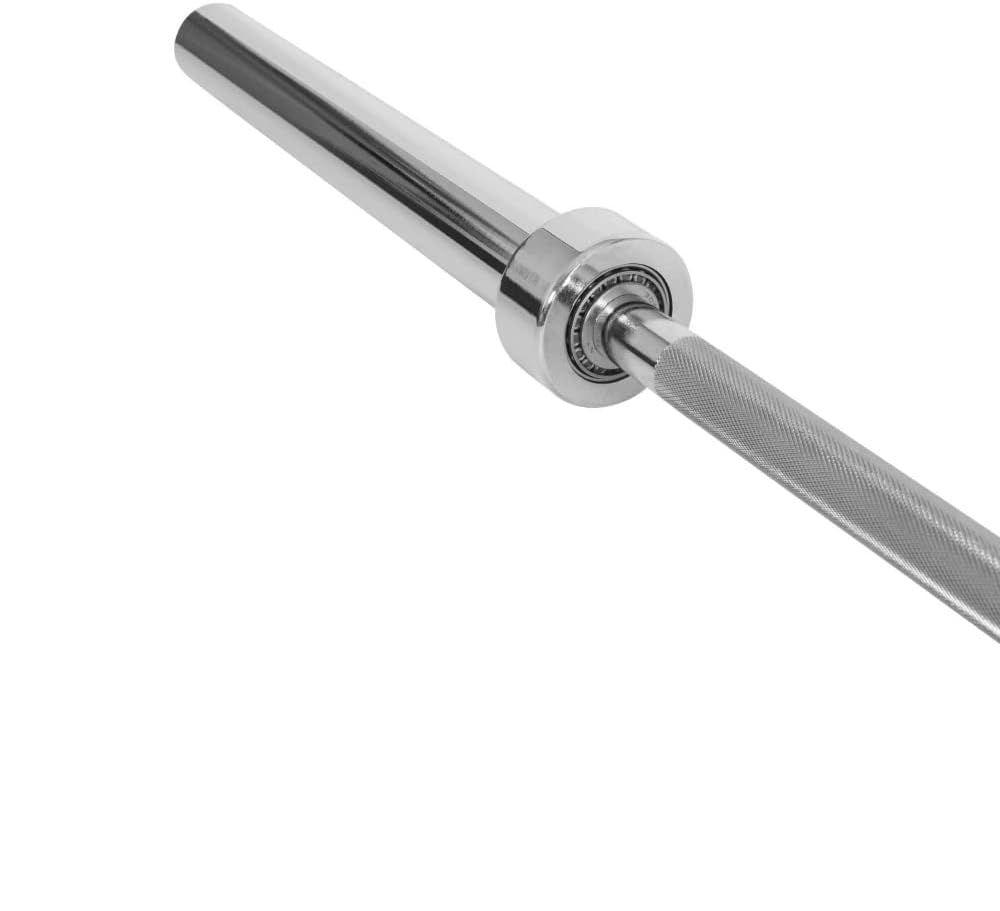 Primo piano dell'estremità di un bilanciere argentato. Superficie zigrinata. Metallo. Vista dettagliata del bilanciere.