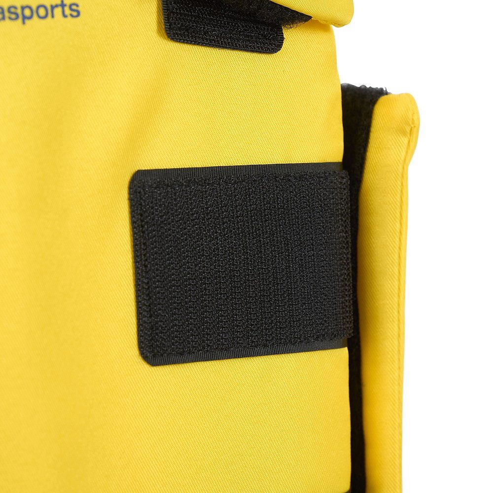 Dettaglio del giubbotto di salvataggio giallo con chiusura in velcro nera.