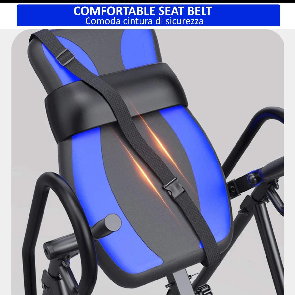 Primo piano della cintura di sicurezza della panca ad inversione. Cintura nera con fibbia, imbottitura blu e nera.