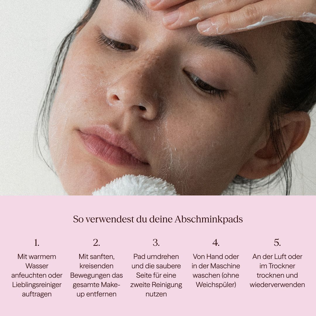 Primo piano di una donna che si pulisce il viso con un dischetto struccante bianco. Cinque passaggi numerati per l'uso.