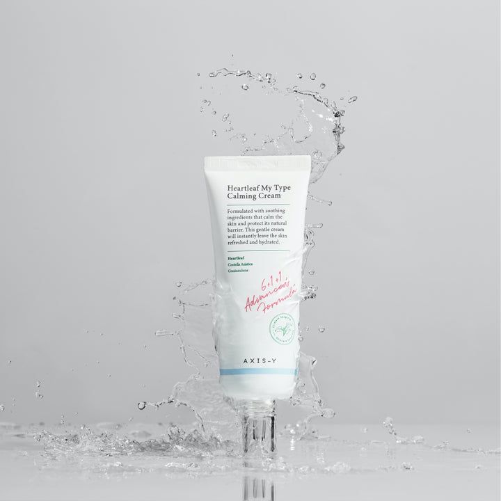 Tubo bianco 'Heartleaf My Type Calming Cream' con spruzzi d'acqua. 'AXIS-Y' in basso.