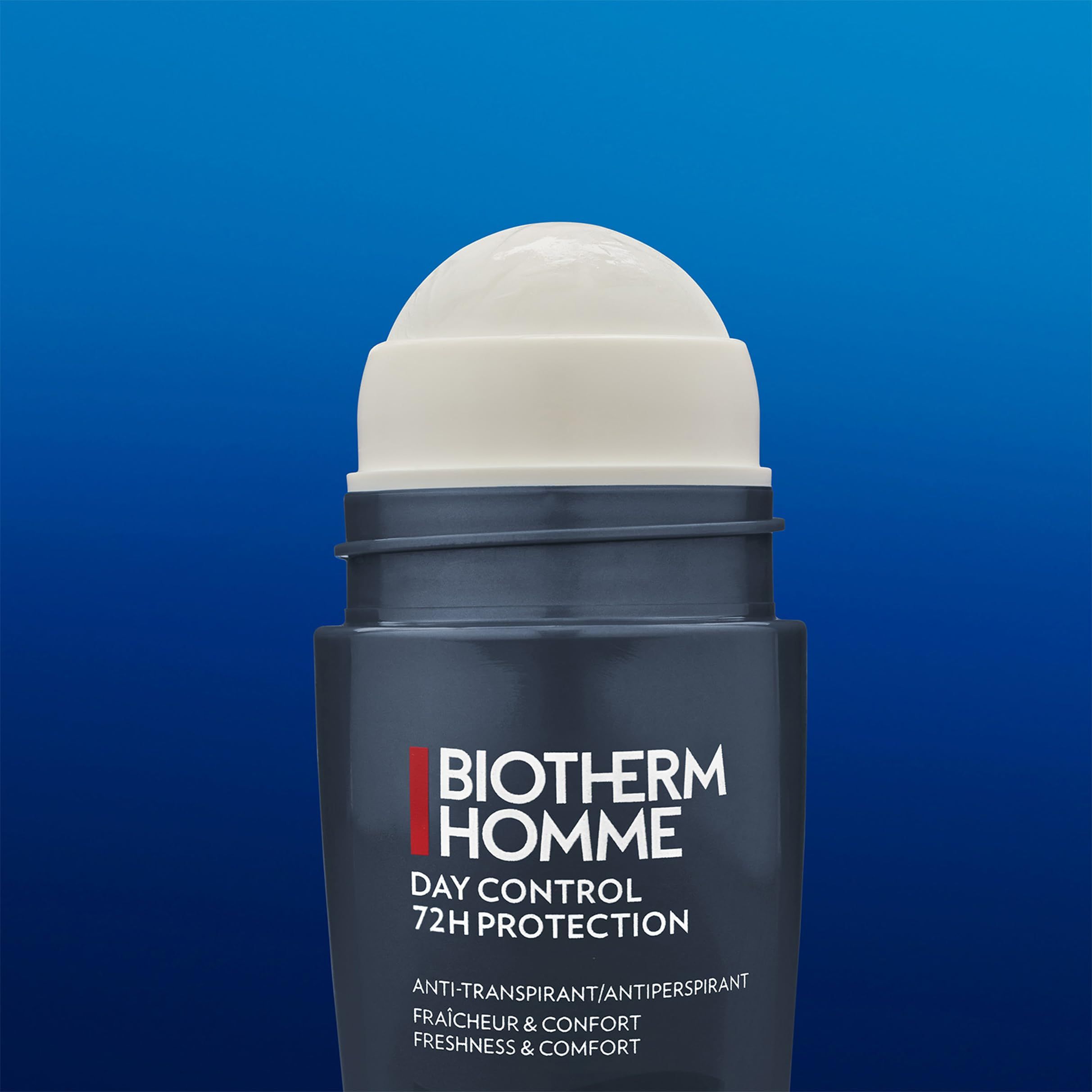 Primo piano di un roll-on deodorante blu. Tappo bianco. BIOTHERM HOMME, DAY CONTROL, 72H PROTECTION.