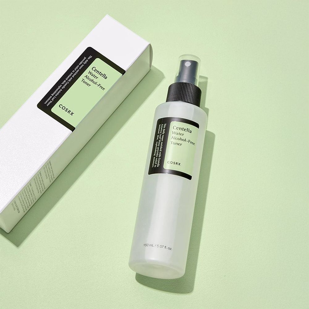 COSRX Centella Water Toner senza alcool accanto alla sua confezione.