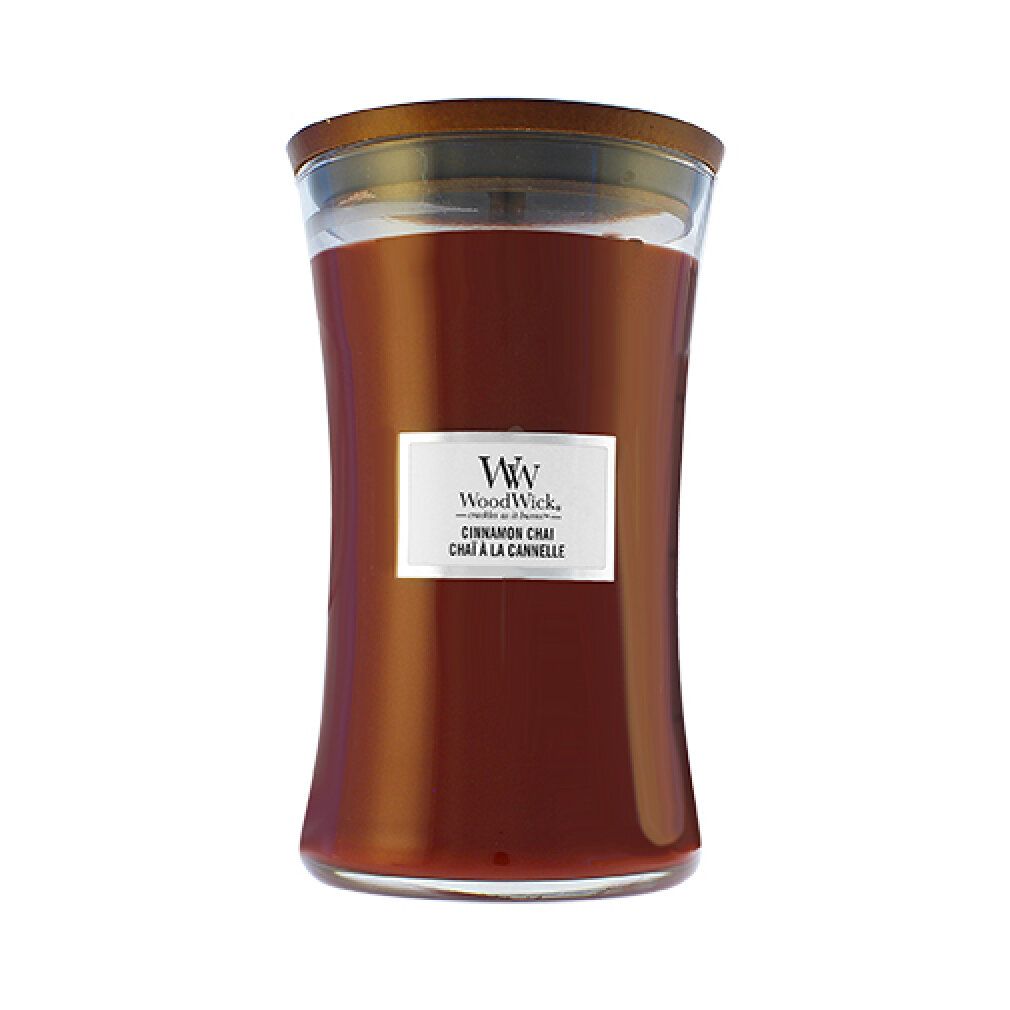 Candela rossa con coperchio in legno. Etichetta "WoodWick Cinnamon Chai".