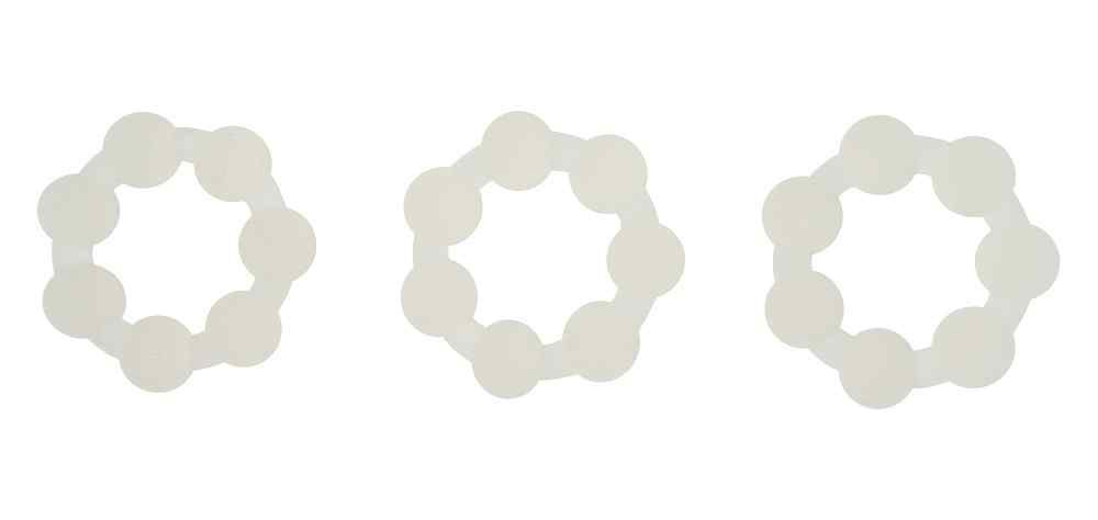 Tre anelli chiari con elementi circolari. Disposti su sfondo bianco.