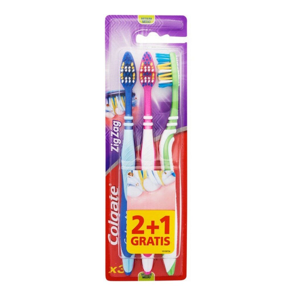 Confezione di spazzolini Colgate Zig Zag, tre pezzi. Colori: blu, rosa, verde. Offerta 2+1 gratis. Marchio e nome del prodotto visibili.