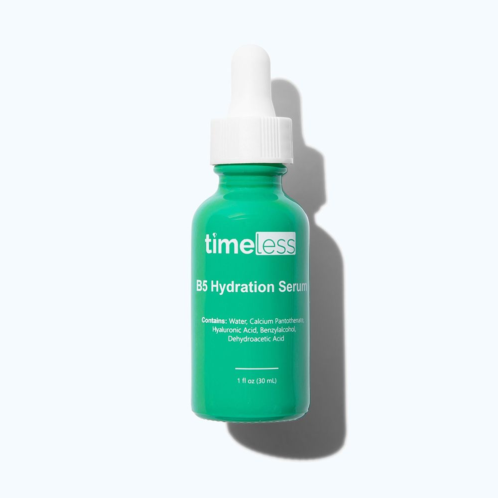 Flacone verde con contagocce bianco. Scritta: timeless, B5 Hydration Serum. Contiene ingredienti. 1 fl oz (30 ml).