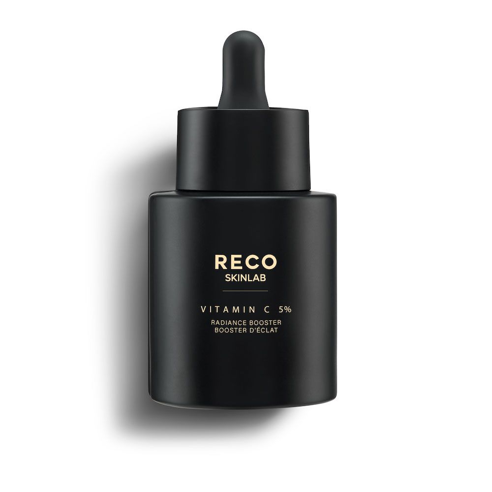 Flacone nero con contagocce. Scritta: RECO SKINLAB. Prodotto: Vitamina C 5% Radiance Booster. Tappo nero.